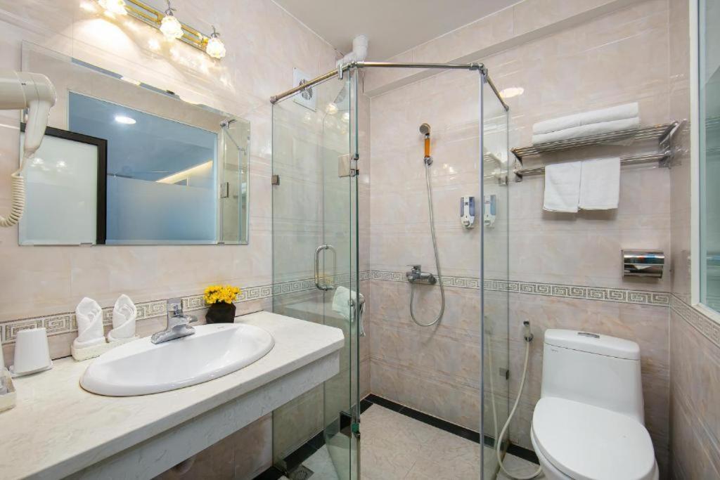 Khách sạn Quang Chung - 56 Le Van Thiem - By Bay Luxury